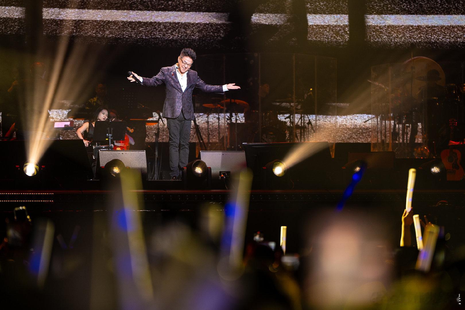 姜育恒69岁状态 出道41年的姜育恒，69岁还在音乐的舞台上闪闪发光，演唱会场场