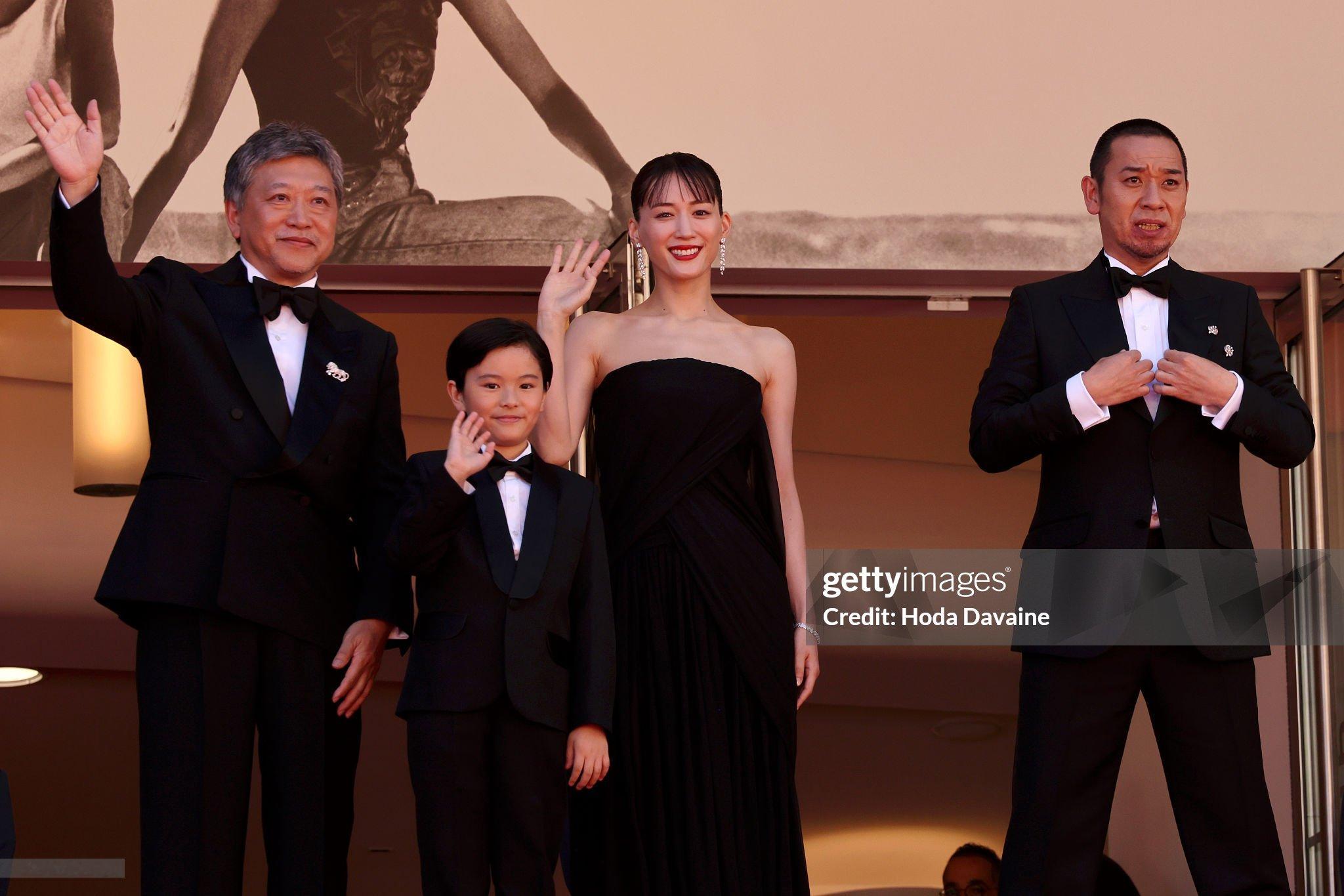 《盒子里的羊》组亮相戛纳首映红毯📷导演是枝裕和，主演绫濑遥、大悟、桒木里梦。 