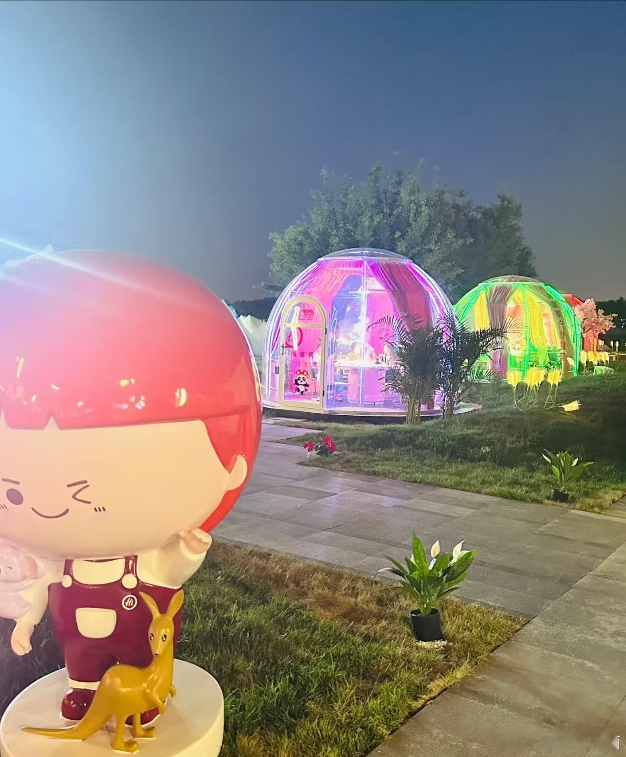 西安海底捞推出户外夜宵模式 西安街头新风景！海底捞户外夜宵摊位亮起，围坐桌边涮火
