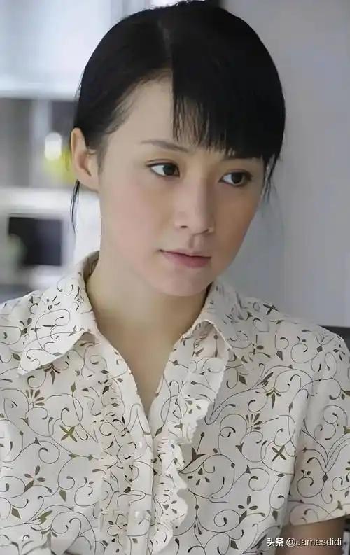 她曾是国民媳妇，红过刘涛，杨幂佟丽娅给她作配，却自毁前程。



主要信源：东营