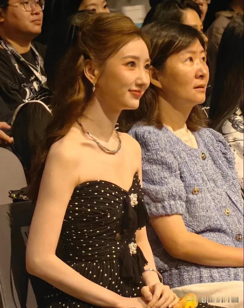 参加香港影视展的毛晓彤好漂亮啊，非常甜美，娱乐圈典型的甜美气质挂。36岁的毛晓彤