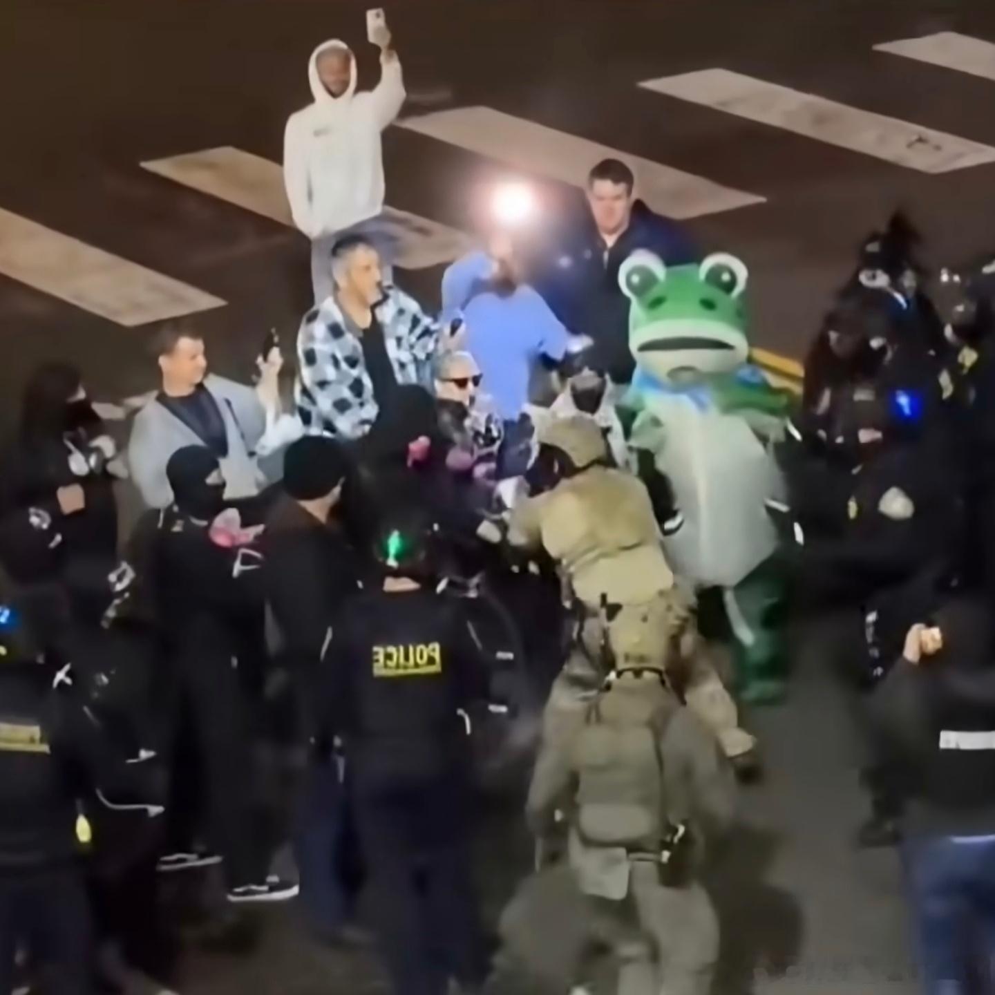 说一个非常抽象的文化输出事件，九月底伴随着美国俄勒冈州波特兰市即将部署国民警卫队