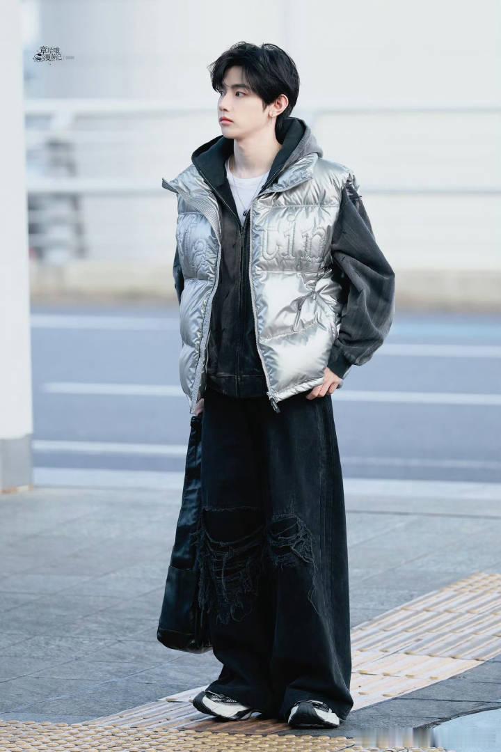 章昊出发微博之夜，穿的好闪亮 