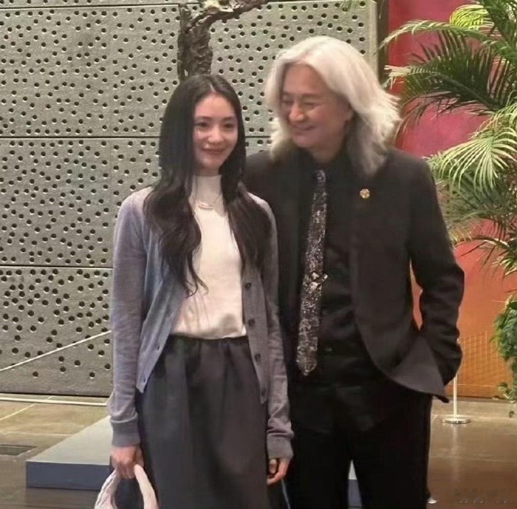 刘浩存应该就是从小到大都被保护得很好的女孩儿，她的眼神好清澈！ ​​​