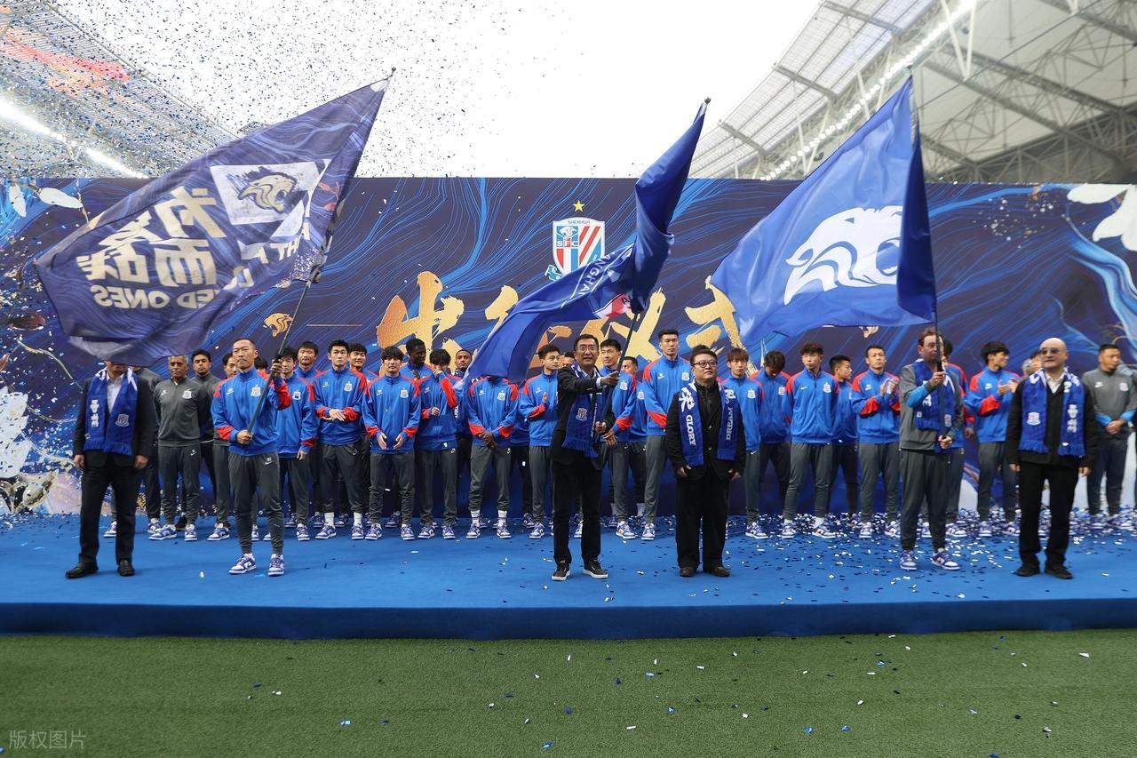 上海申花出征了！久久为功，事在人为，新赛季无惧风雨，负重前行，申城之花依旧会绽放