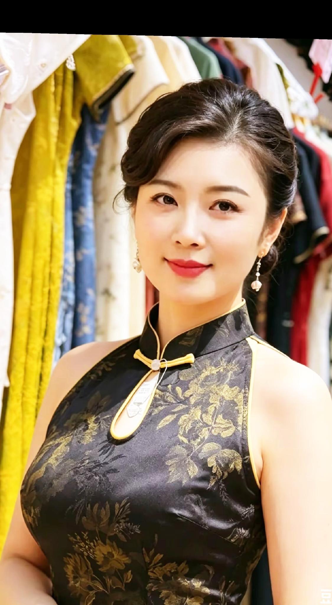 穿旗袍的女士在服装店。
