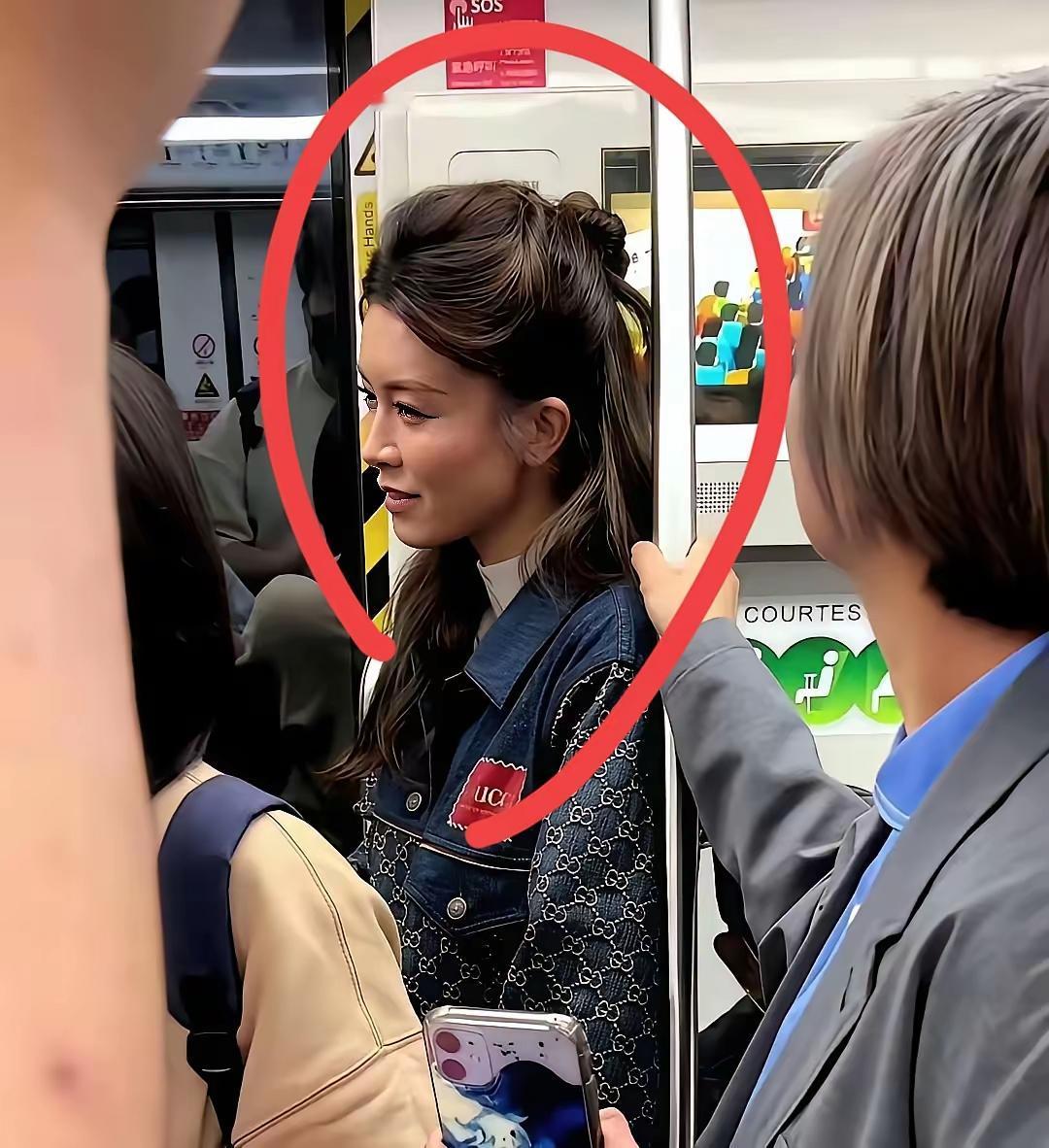 坐地铁偶遇一位美女明星
你们认识她吗？
她真是太美了，太接地气了，一点也没有明星