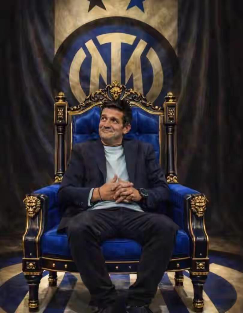 【这哥们运气真好，首个赛季，联赛冠军在望】这张照片里坐在“王座”上的，就是国米现