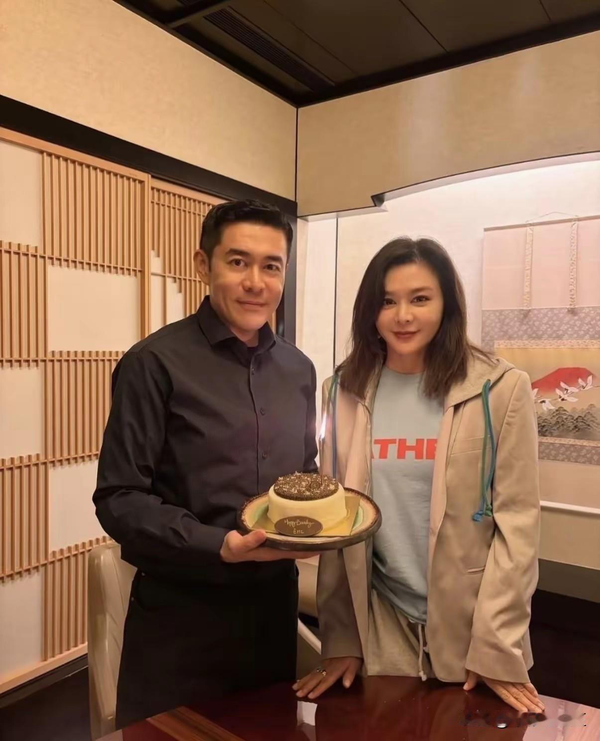 无儿无女，单身的关之琳不是没有亲人的。
她还有一个亲弟弟，前几天特意为弟弟庆祝生