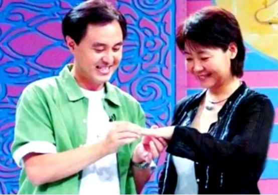 1991年，萨日娜攥着一张单位分房通知，和同学潘军挤在出租屋里发愁。

北京人均