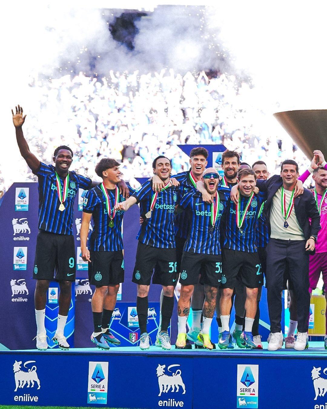 将帅正式捧起意甲联赛💎冠军奖杯 🏆我们是Calcio