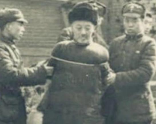 1946年，大汉奸万里浪被判处死刑，执法队长将他绑到刑架上，对着四肢各打一枪后，