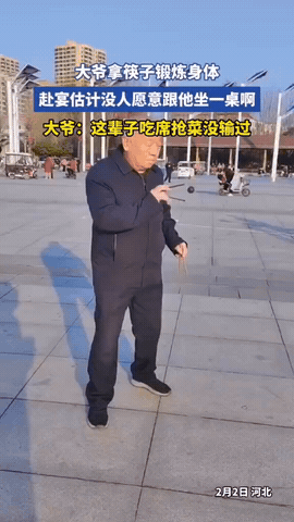 太绝了！河北这位大爷锻炼身体，就一手握一双筷子，对着个弹力球“发功”。只见他筷子