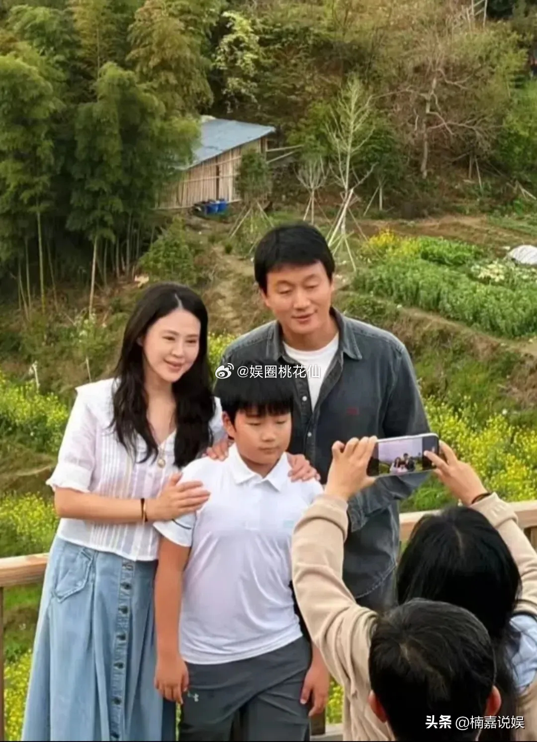 佟大为带着老婆关悦和儿子现身江西婺源篁岭春游赏花，一家人漫步在春日花海中，画面十