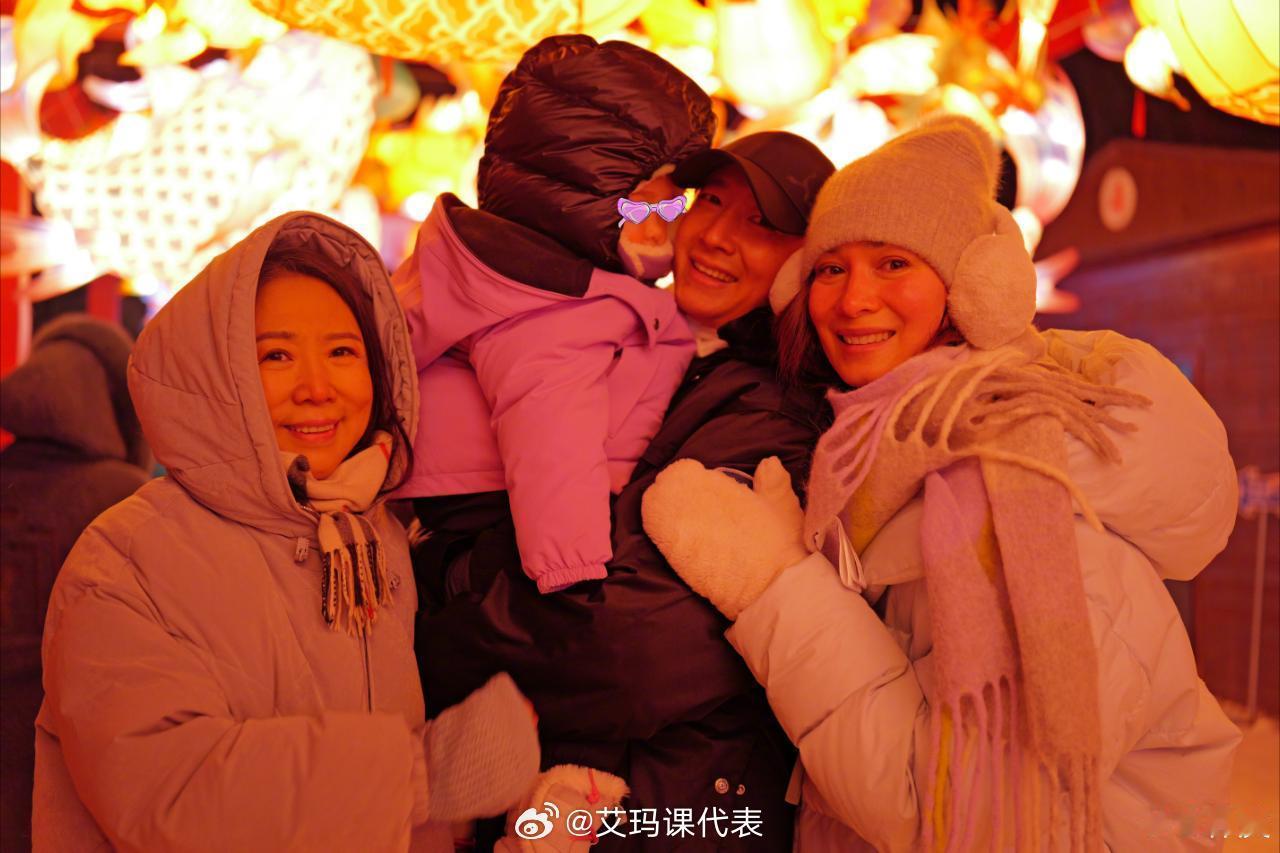 韩庚2岁女儿近照  韩庚一家新年合照 女儿好可爱 