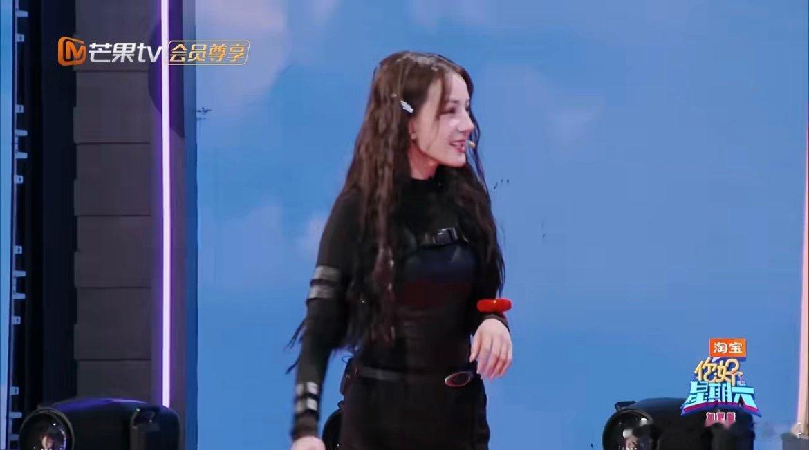 迪丽热巴有种气血很足的美 迪丽热巴在趾压板上的表现也太让人惊讶了！别人踩上去秒变