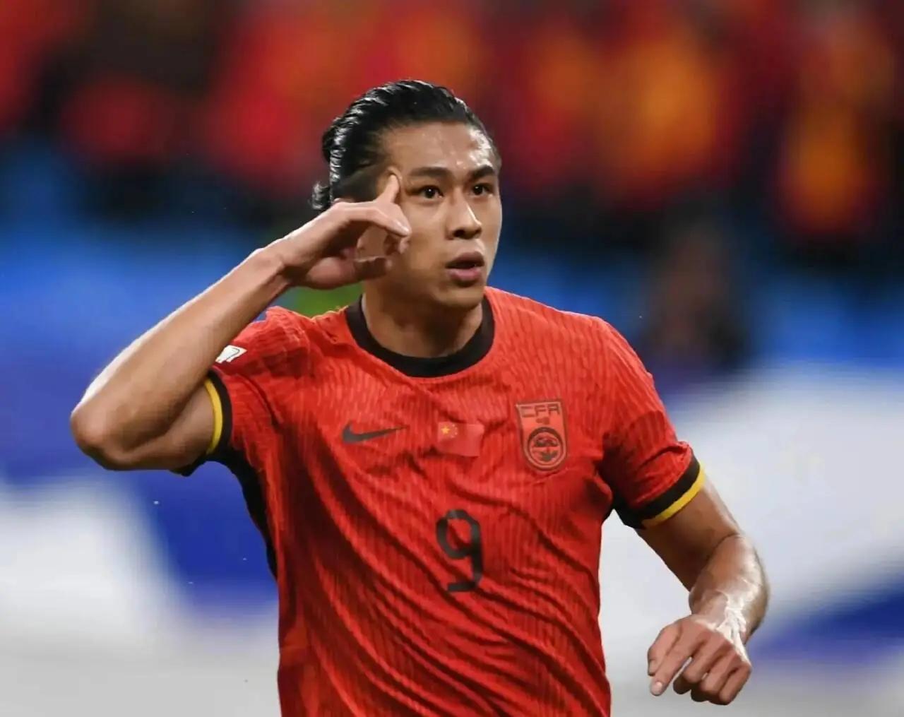 2-1小胜新加坡，这场比赛节奏比较慢，还是暴露不少问题，多练练边路传中，对东南亚