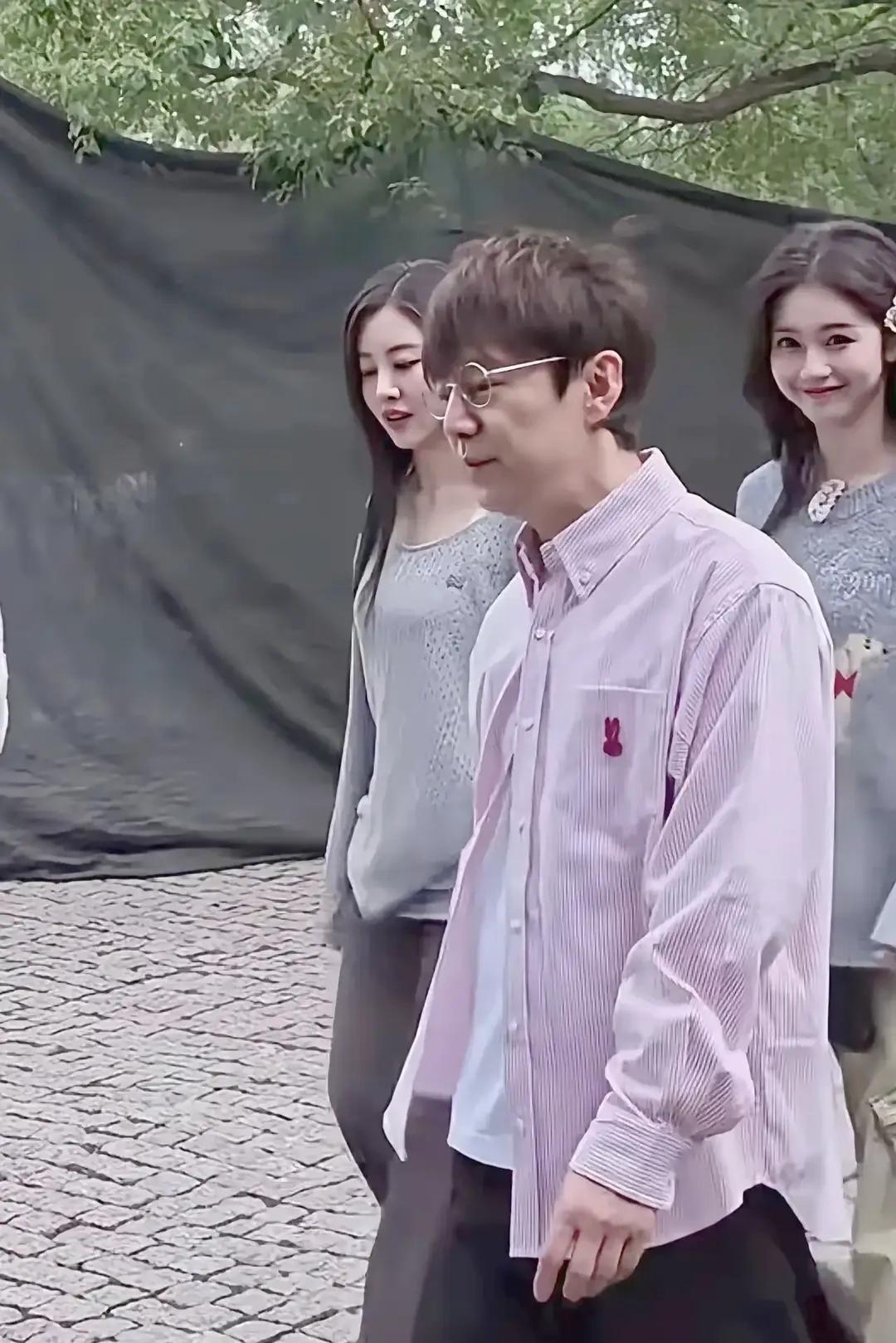 没想到何老师的素颜竟然这么老。在节目里看起很年轻啊，皮肤也不垮啊。