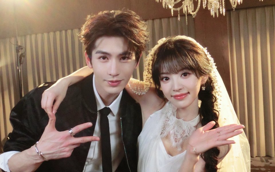 张凌赫田曦薇头纱照白蕾丝头纱配黑西装，简直是内娱甜宠氛围感的神！田曦薇头戴轻纱，