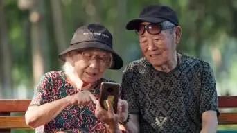 网上到处都是退休大爷大妈环游世界、退休金花不完的短视频，很容易让人误以为退休就是