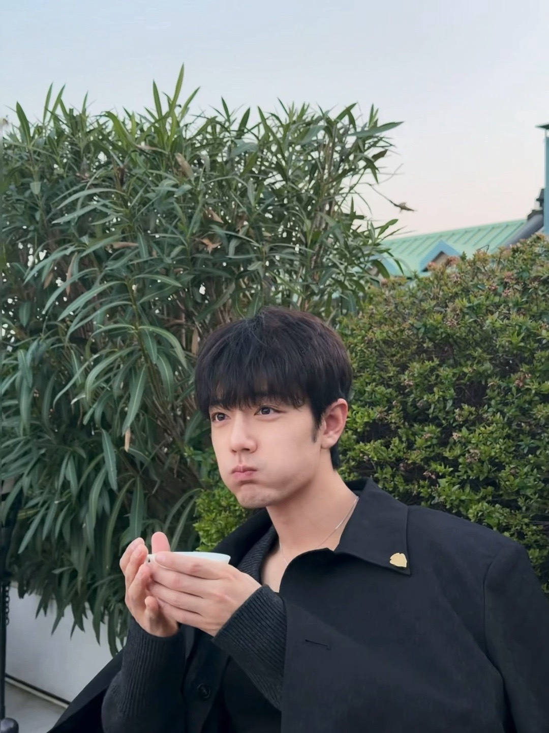 肖战Gucci大秀下班谁能拒绝这个看秀时拽酷看完秀就软萌的肖战啊