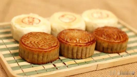 越来越清醒！大抵是众人都已发觉，今年中秋的月饼似是卖不动了。老百姓也越发清醒起来