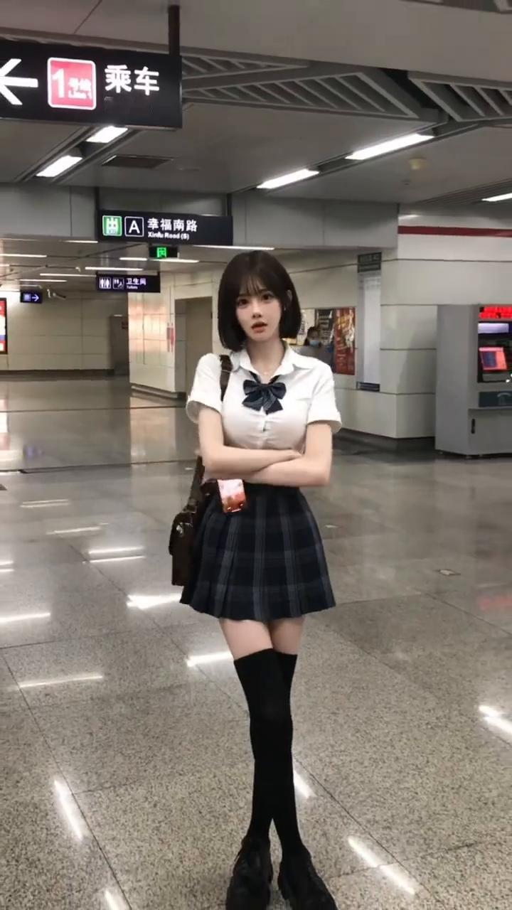 努力摸到个洞，从外面暗点走。