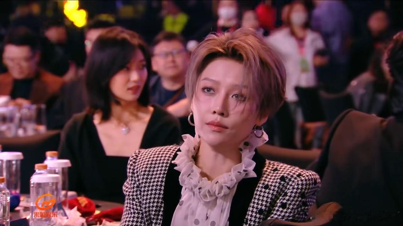 刘雨昕怼脸好好看爱奇艺尖叫之夜的现场，刘雨昕的雀斑妆和千鸟格风衣搭配得恰到好处。