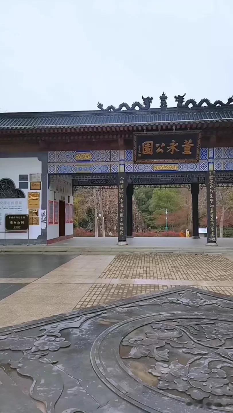 ‌任大爱之心正天地，感其真意洒人间。四季轮转，往复不息。说不完的故事、看不完的景