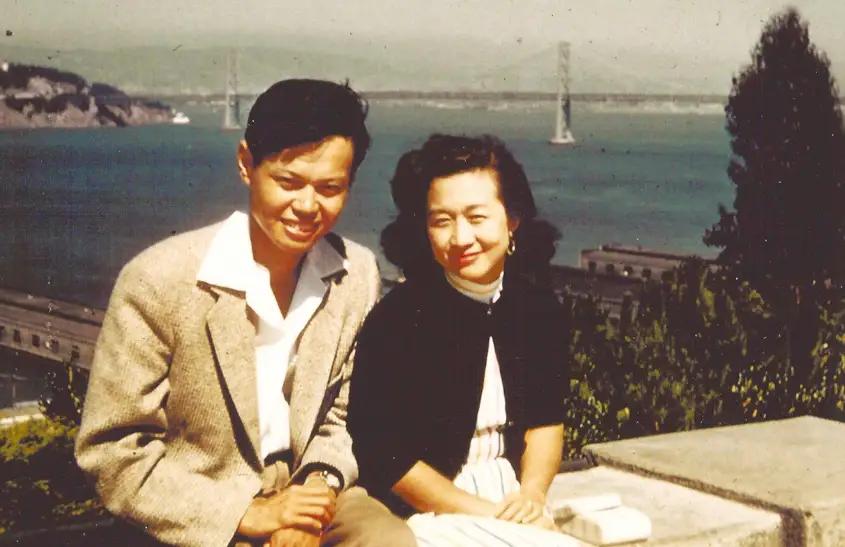 1955年夏，杨振宁和杜致礼在美国旧金山的海湾合影，远处可以看到金门大桥。此时杨