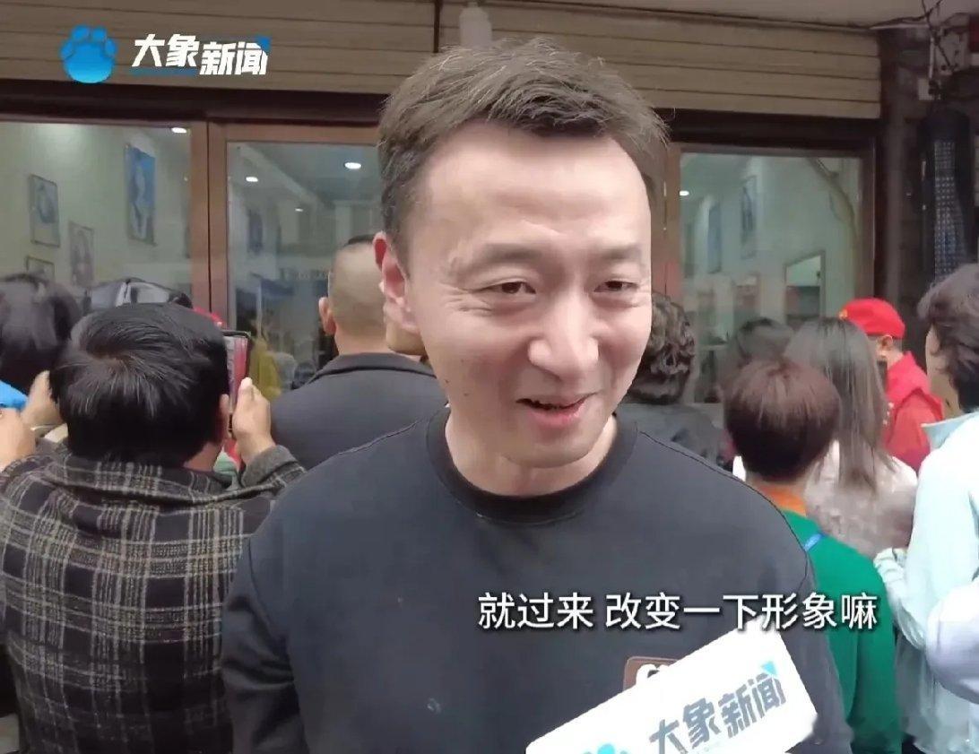 男子从晓华理发店出来全场尖叫 30块钱这水平已经很好了，又不是做做造型，那些说“