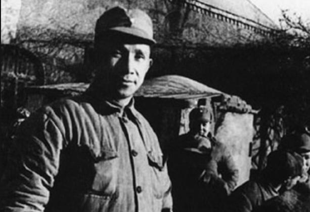 警卫在1942年把一包烟递给粟裕，谁知粟裕一看到烟盒和里面的字，脸色立刻变了，随