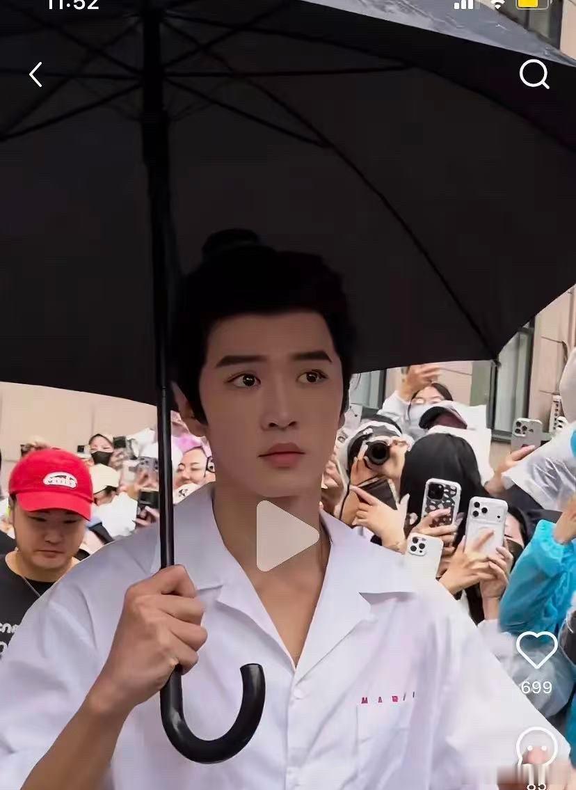 现在给人家男明星的妆容都化这么浓吗？陈哲远是怎么接受的啊 