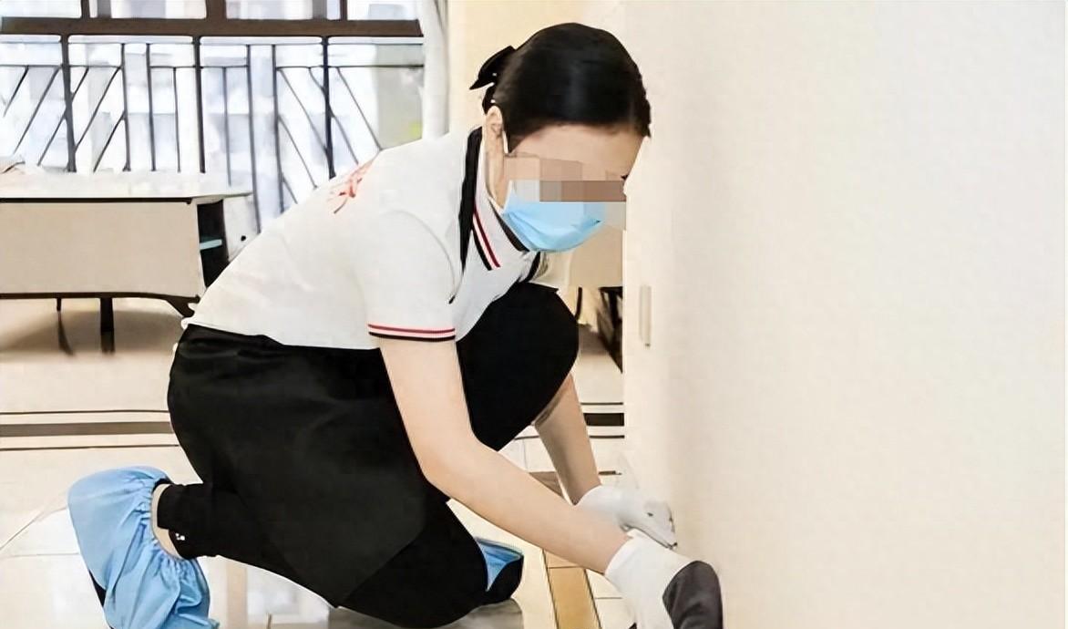 江苏，一位母亲气愤地向警方控诉，称其女儿在网上接单做家政时遭遇了不堪的经历。这位