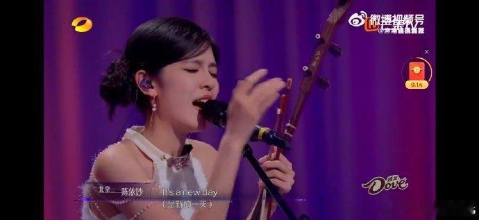 弓弦划破东西方边界，伯克利教授的连连赞叹里，藏着Z世代国乐传承的答案。陈依妙以二