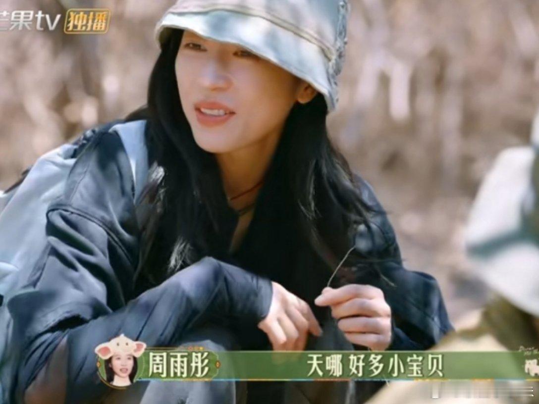 #邓恩熙和当地小孩说话好温柔##花少6# 邓恩熙身上一种莫名姐感好暖心！坐在地上