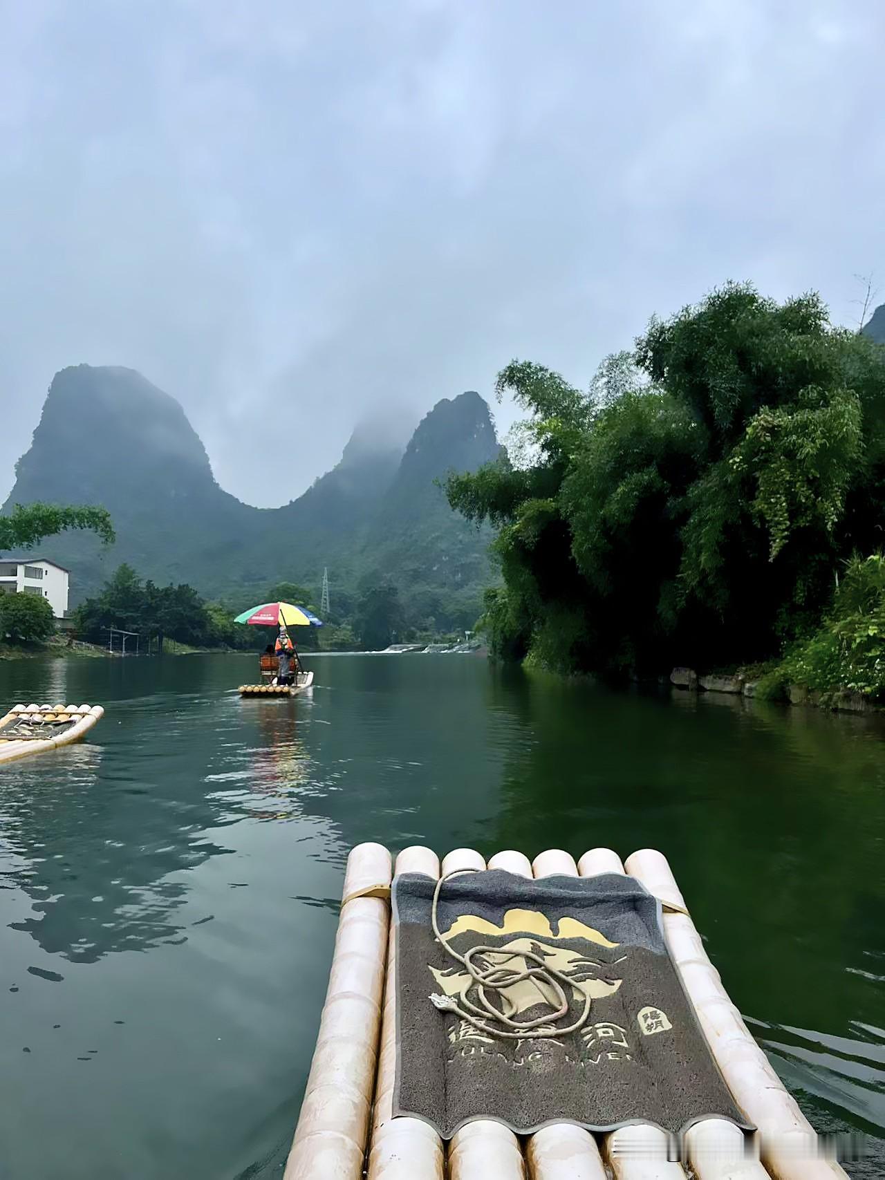 遇龙河竹筏：一半水墨仙境，一半人间套路
 
刷到这条，五一要去桂林的，千万别急着