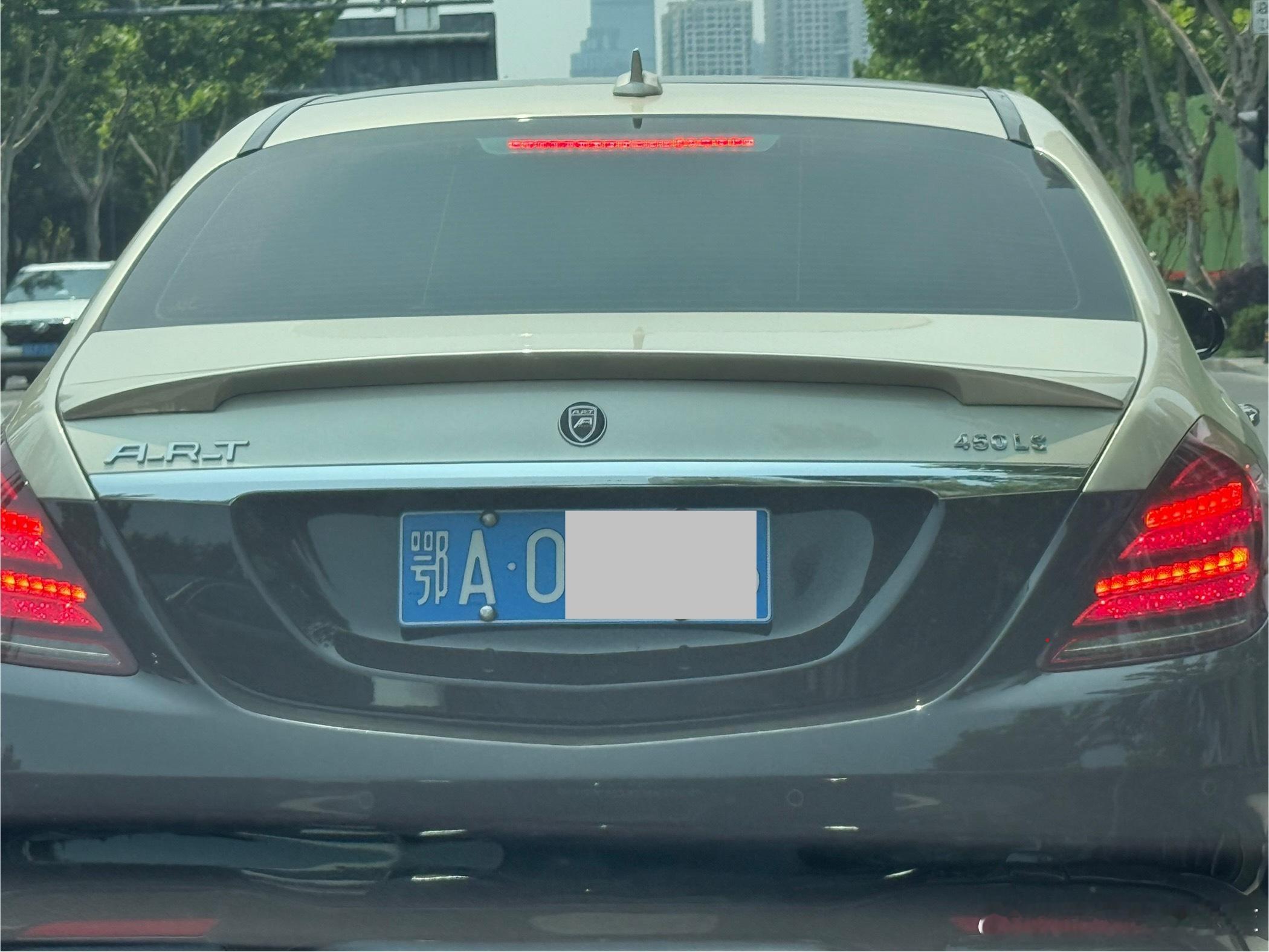 这ART的奔驰S是真少见咱也不知道真的假的因为车牌号就是蛮普通的验证码类型这玩意