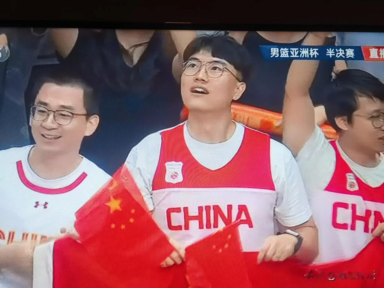 我们赢了！时隔10年，中国男篮再次挺进亚洲杯的决赛！98比84，这是一个完美的比