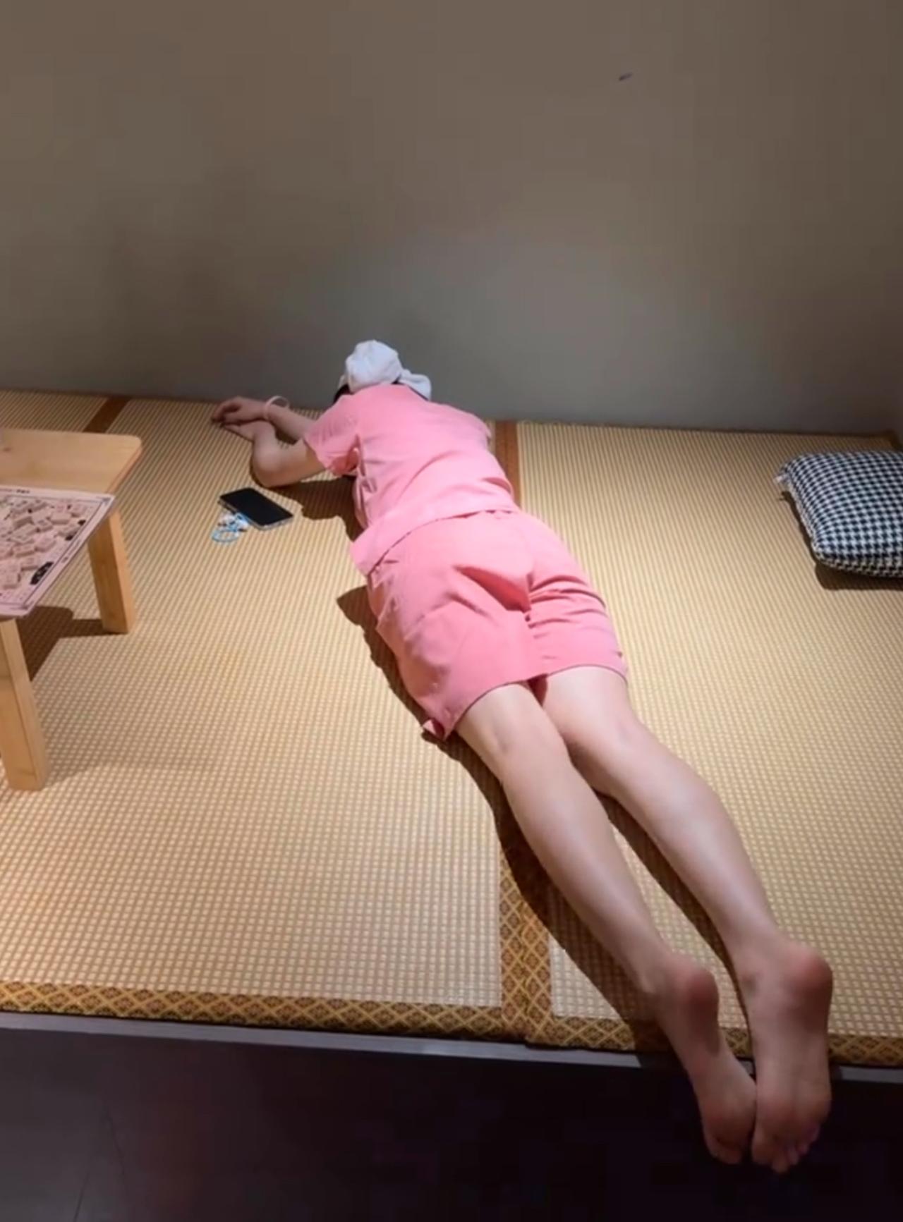 早安
生活总是两难，
再多执着，再多不甘，
最终都不得不学着接受。
从哭着倾诉，