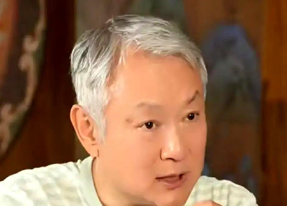 有人说没参加陈晓旭的追思会，像是冷漠。

实际上，欧阳奋强当时在外地拍戏，片场没