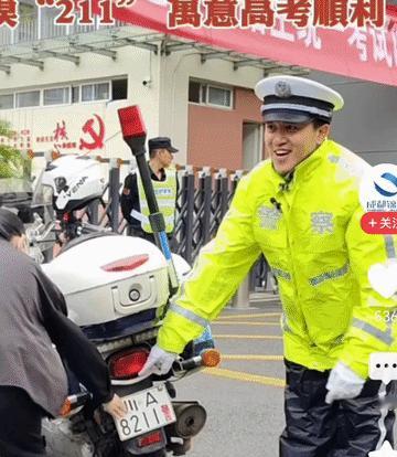 这个交警叔叔真可爱，至少考个211！
有尾号985的车主没，也出来亮亮相！
又是