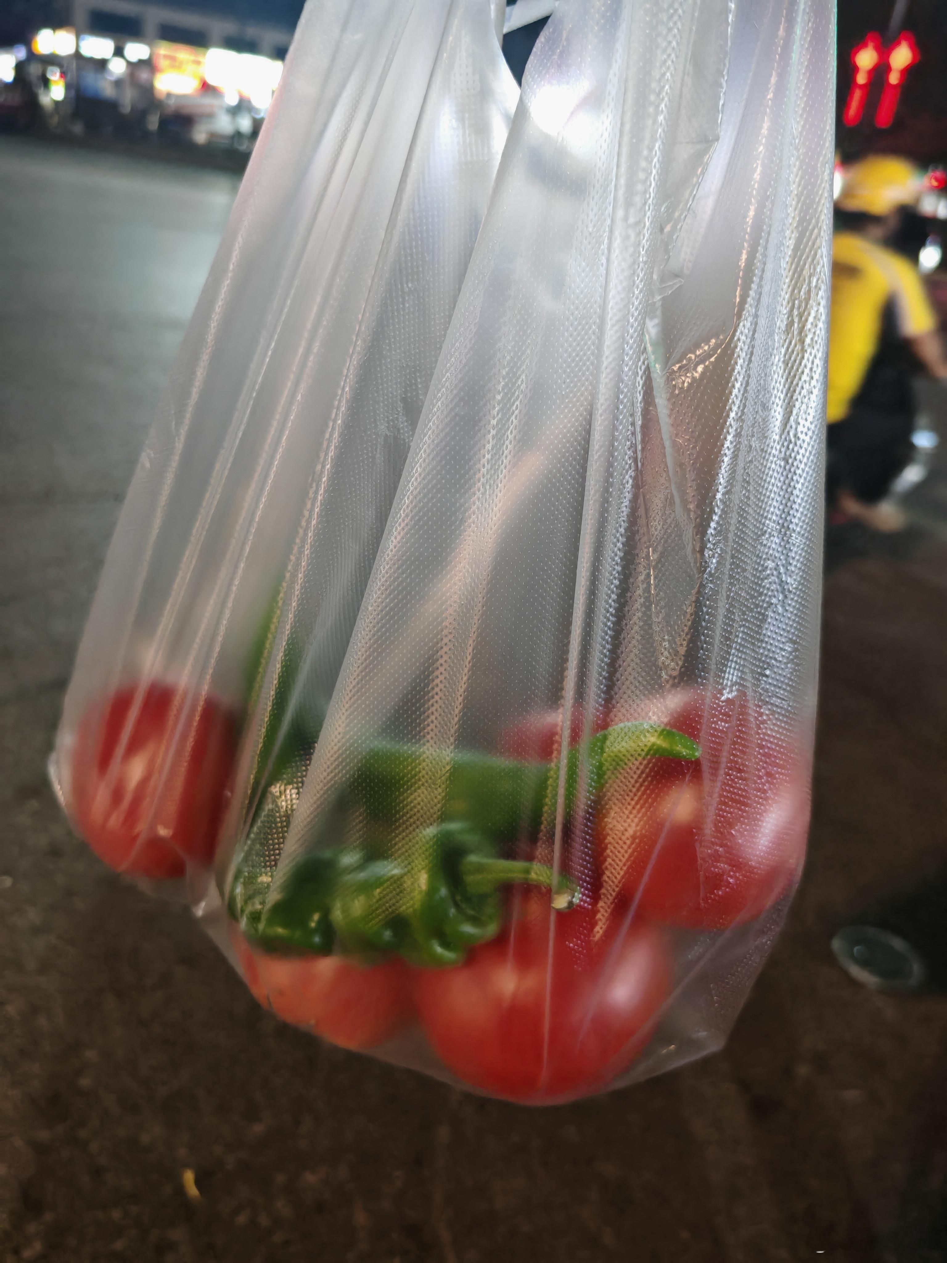 他妹的，在路口买了西红柿和青椒，还没掏钱城管来了，大哥开车跑了……我该怎么办？[