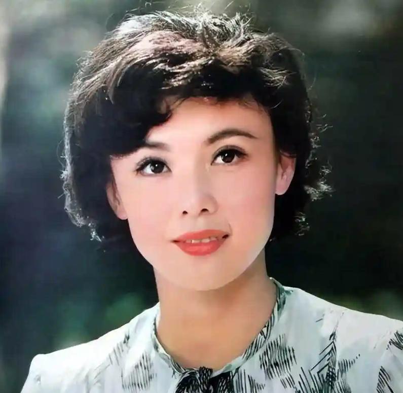 「这张校长一家啊，表面上客客气气的，背地里却总想占人便宜。」
「那媳妇给你送饭，
