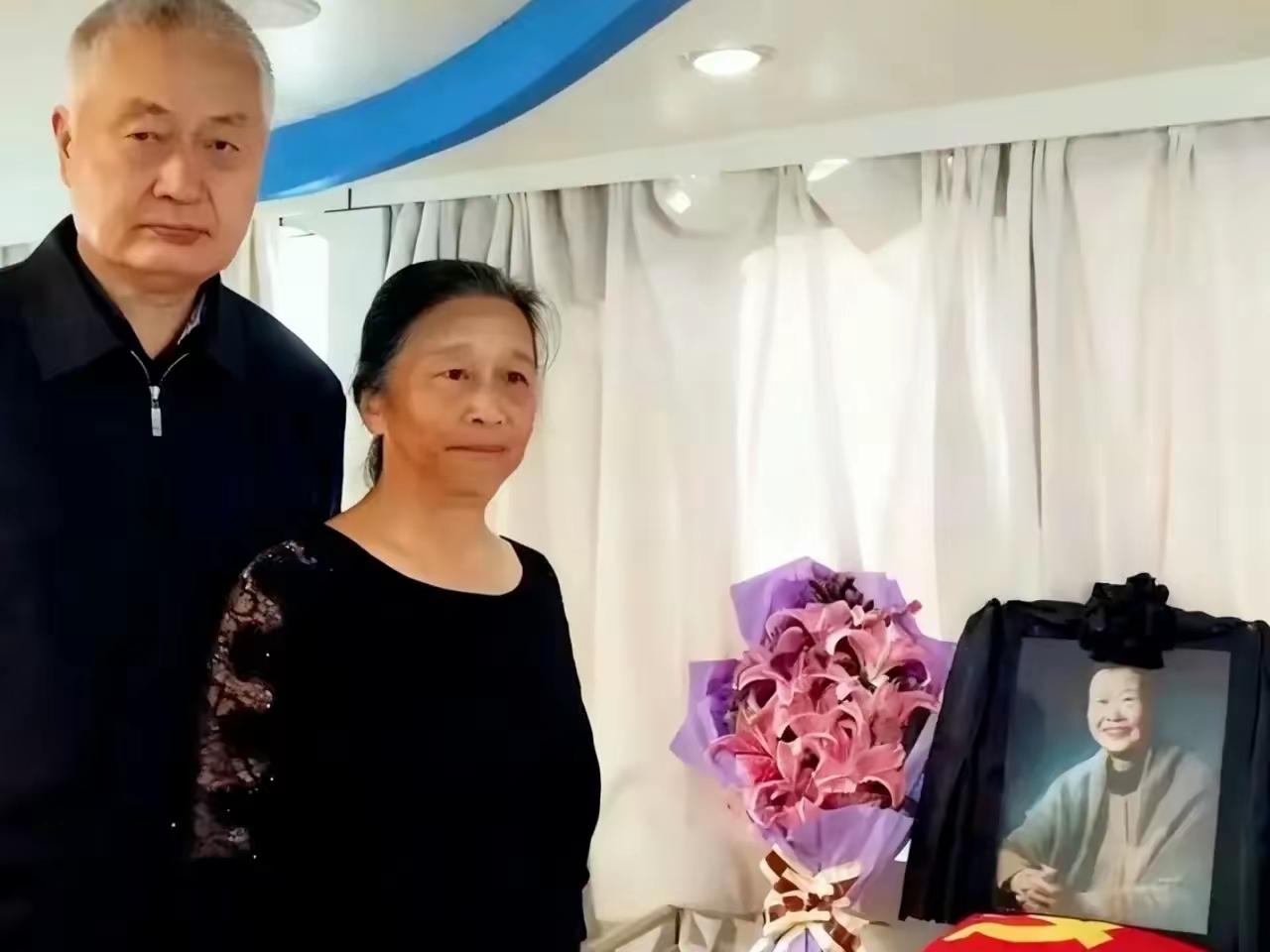 她1923年出生在扬州一个银行家家庭，殷实的家境没有束缚住她，日本人的炮火却轰碎