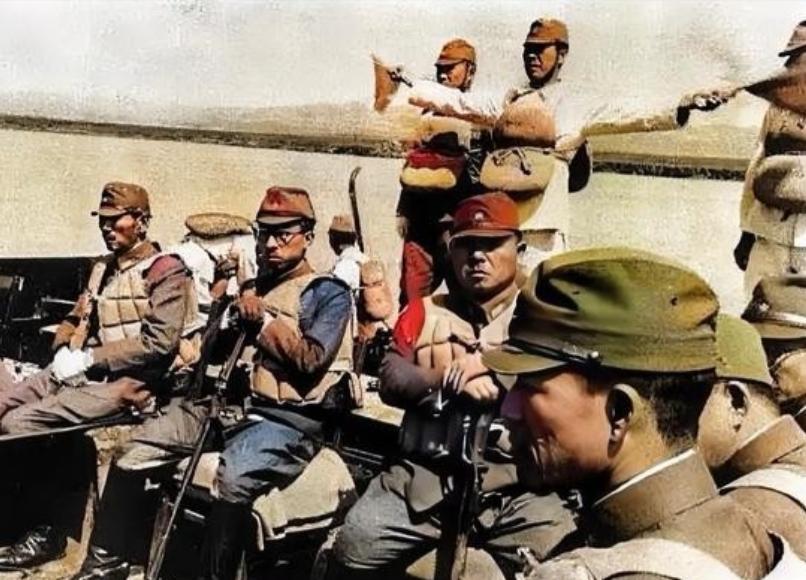 1943 年，侵华战争期间，来到战场前线视察督战的日本三笠宫崇仁亲王，正在横渡黄