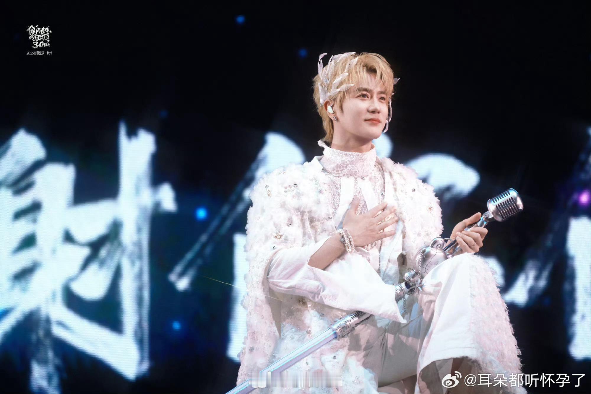 陆虎麦克风断掉我还以为是折叠的陆虎演唱会话筒意外断开，还以为是舞台设计，应变能力