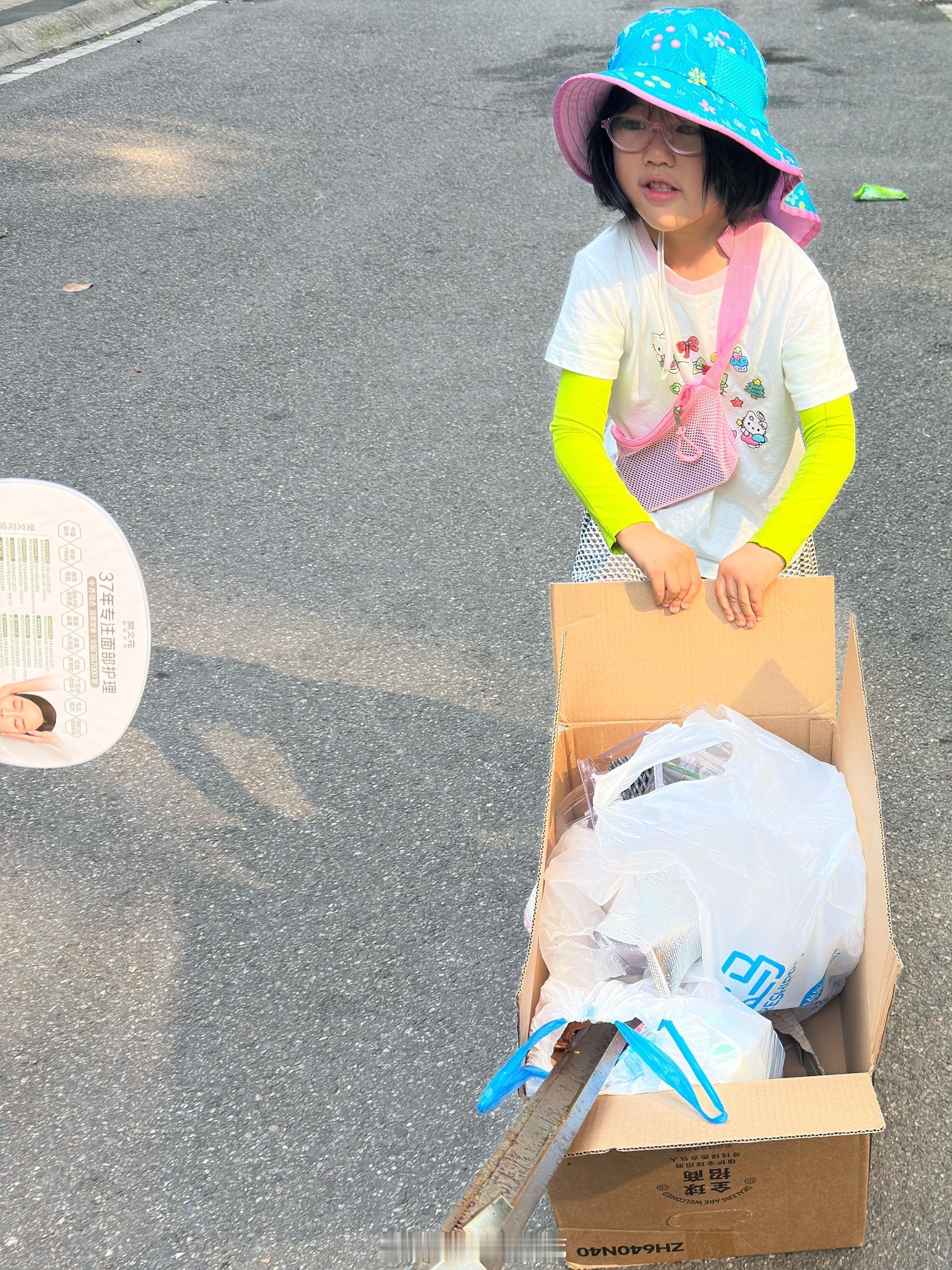 出门扔垃圾没走几步就被大妈的扇子拦住了大妈对纸箱的敏感度太高了吧…… 