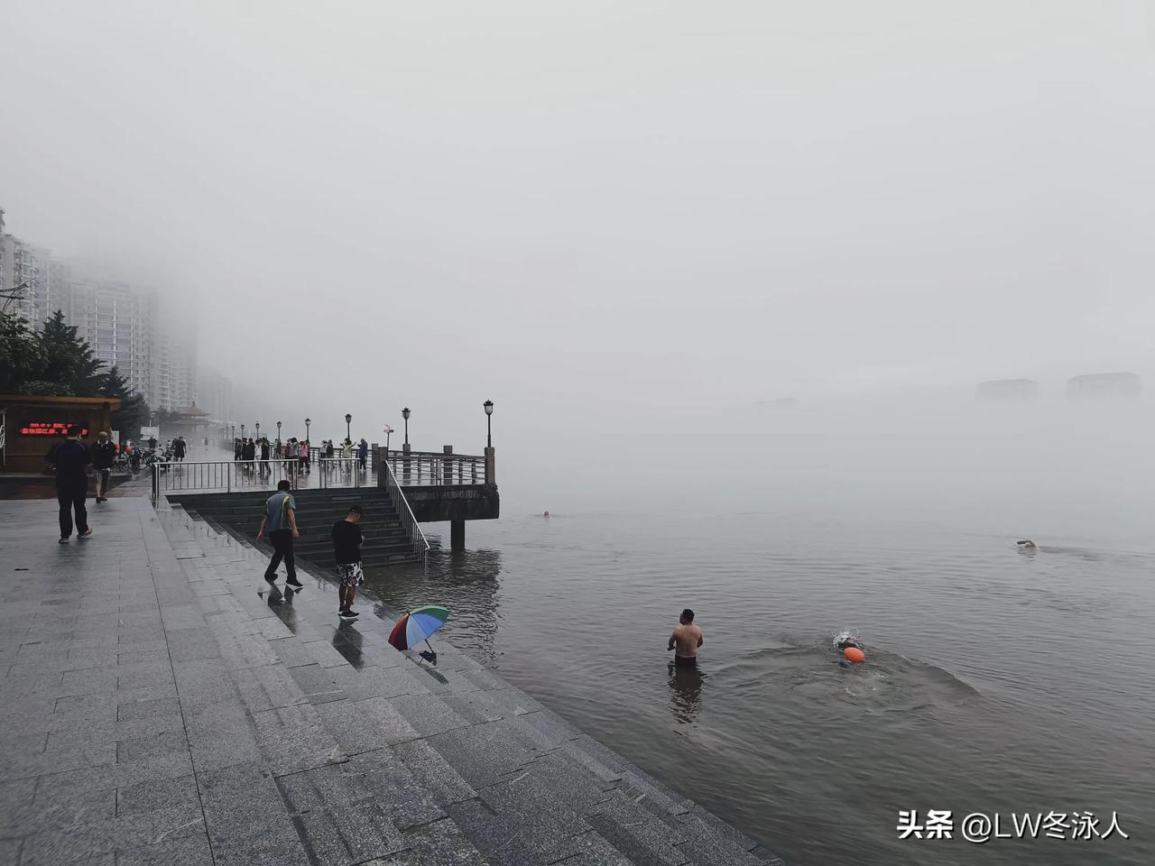 已经连续游了3个月的自由泳了。今天在江里面终于感觉到推水的阻力了。速度瞬间提升一