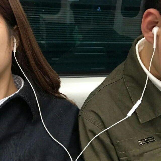 完全懂这种感受，耳机跟毛巾、牙刷似的，本来就是贴身用的东西，随便借出去心里总觉得
